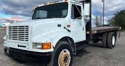 1995 International 4700 flatbed with tommy lift